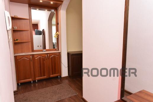 Two-bedroom apartment near KRK Uralets, Yekaterinburg - apartment by the day