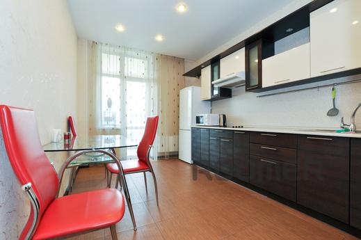 Marin Dom na Bazhova 68, Yekaterinburg - apartment by the day