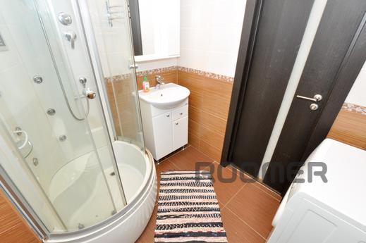 Marin Dom na Bazhova 68, Yekaterinburg - apartment by the day