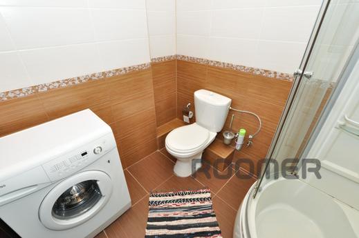 Marin Dom na Bazhova 68, Yekaterinburg - apartment by the day