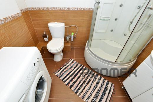 Marin Dom na Bazhova 68, Yekaterinburg - apartment by the day