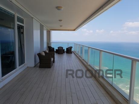 Six-room penthouse in a new house with security on the beach