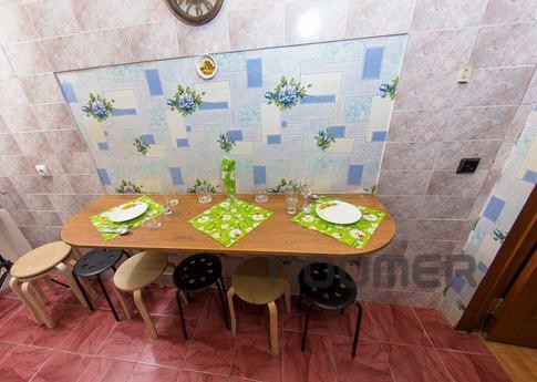 In the center of Rostov 3-room apartment, Rostov-on-Don - apartment by the day