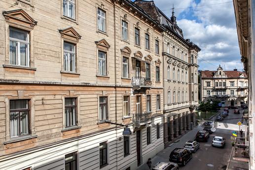 Modern 2BR Apartment in Central Lviv, Lviv - apartment by the day