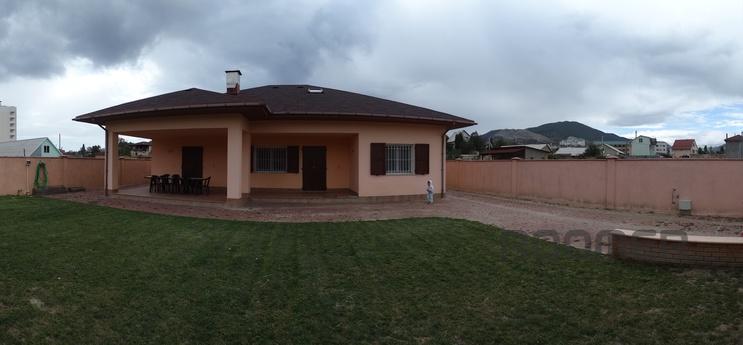House in Italian style, 6 rooms, Sudak - apartment by the day