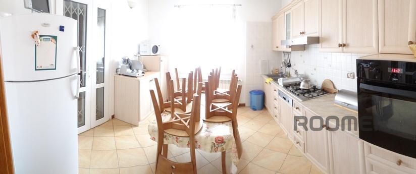 House in Italian style, 6 rooms, Sudak - apartment by the day