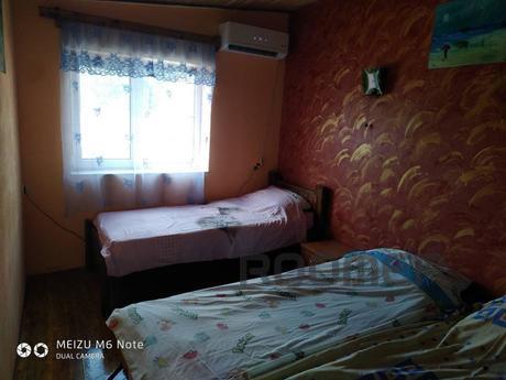 I rent rooms in a two-story cottage!, Ochakiv - apartment by the day