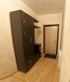 1 Bedroom bright apartment, Tyumen - apartment by the day