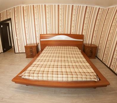 1 Bedroom bright apartment, Tyumen - apartment by the day