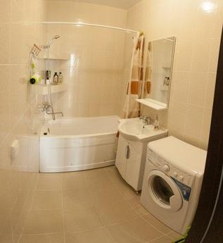 1 Bedroom bright apartment, Tyumen - apartment by the day