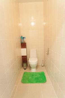 1 Bedroom bright apartment, Tyumen - apartment by the day