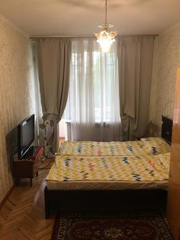 Квартира находится в тихом районе Трускавца. Оборудована все