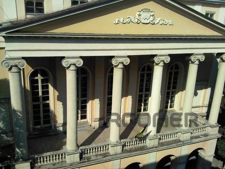 Three-room flat in the heart of the city overlooking the Ope