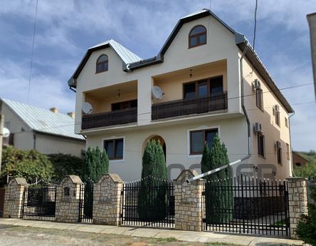 Здам будинок або окремо кімнати в оренду. На кожному поверсі