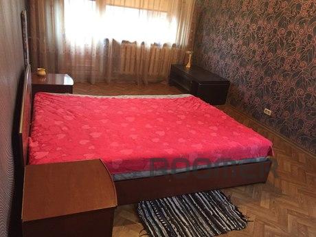 Excellent 3 bedroom apartment, Kemerovo - apartment by the day
