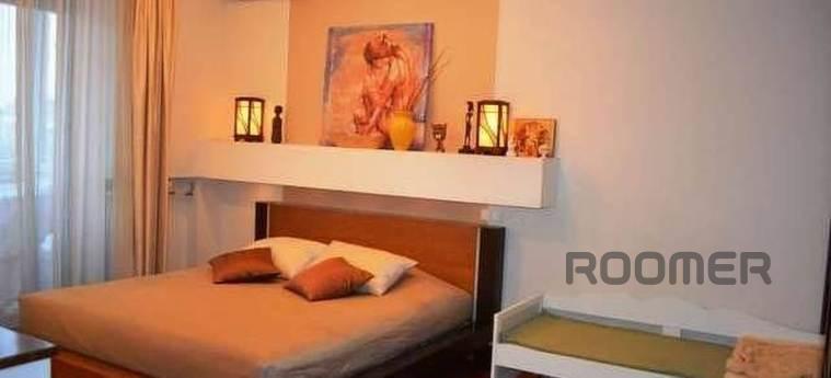 At night, hours, days. Metro nearby. A spacious room with a 