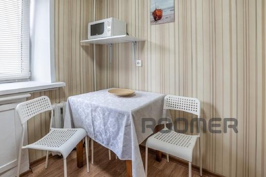 2 square meters near the shopping center, Novosibirsk - apartment by the day