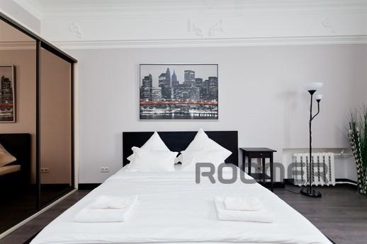 A huge apartment near the metro, Moscow - apartment by the day