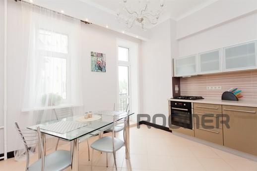 A huge apartment near the metro, Moscow - apartment by the day
