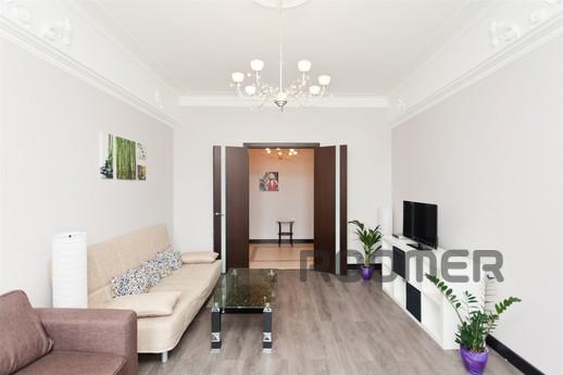 A huge apartment near the metro, Moscow - apartment by the day