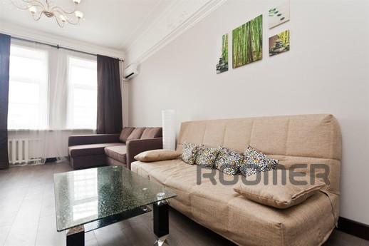 A huge apartment near the metro, Moscow - apartment by the day