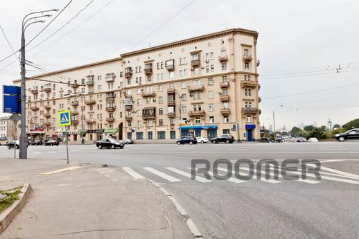 A huge apartment near the metro, Moscow - apartment by the day