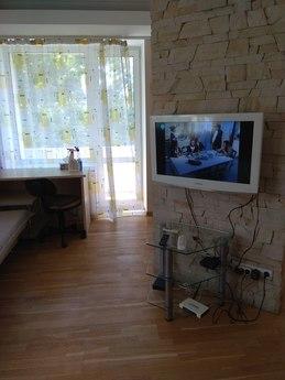 Clean, bright, modern apartment with all amenities, reportin