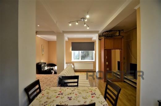 Studio in center of Yalta with parking, Yalta - apartment by the day