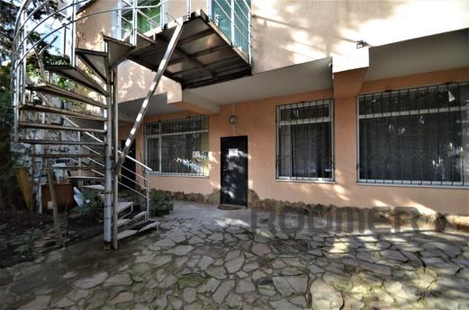 Studio in center of Yalta with parking, Yalta - apartment by the day