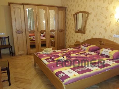 3 bedroom apartment near the metro, Kyiv - apartment by the day