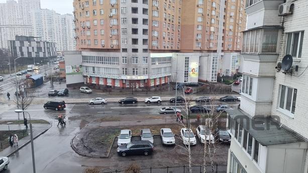 Просторная 3-комнатная квартира, Позняки, Киев - квартира посуточно