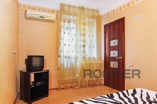The apartment is on the Theatre Square., Rostov-on-Don - apartment by the day