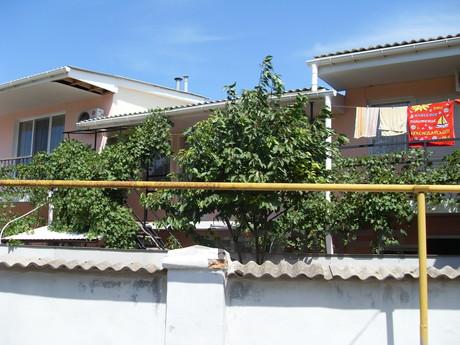 The private sector in the city center, Feodosia - apartment by the day