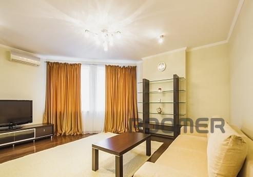 Luxury apartments near the metro, Kyiv - apartment by the day