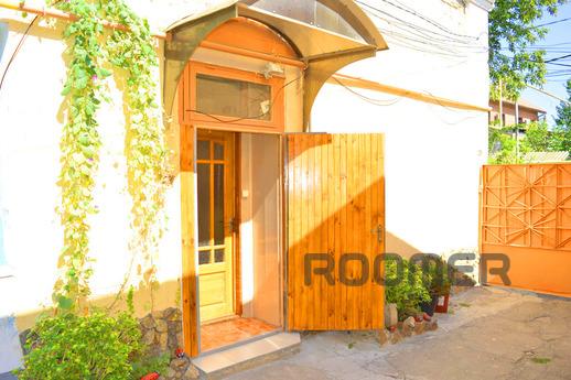 House in dvuhminutah Sea in Feodosia., Feodosia - apartment by the day