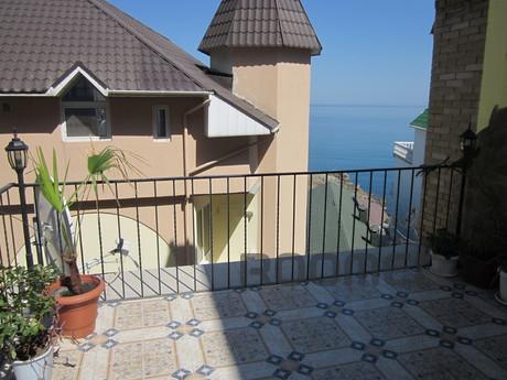 Rent a room at the sea at any time, Yalta - apartment by the day