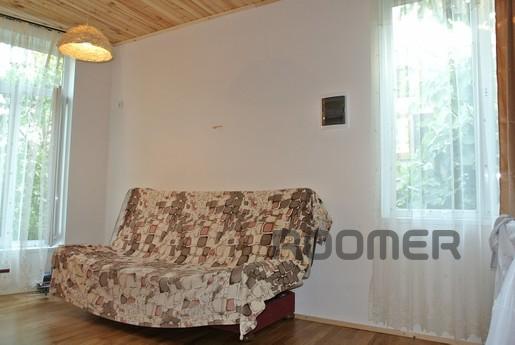 Yalta home studio with a courtyard for o, Yalta - apartment by the day