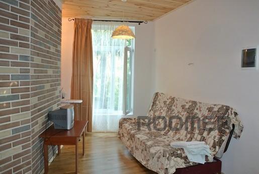 Yalta home studio with a courtyard for o, Yalta - apartment by the day