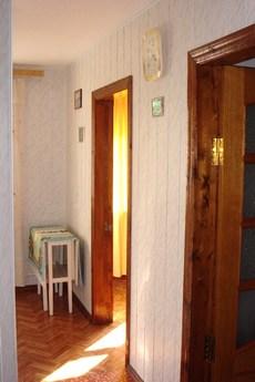 Сдам  3-комн. квартиру в пгт Партенит, Алушта - квартира посуточно