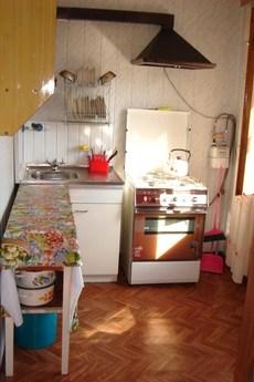 Сдам  3-комн. квартиру в пгт Партенит, Алушта - квартира посуточно