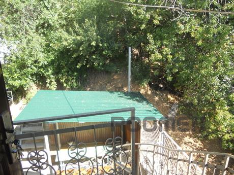 Rent a house with a garage., Yalta - apartment by the day