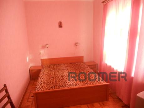 Rent 2-bedroom apartment with garage, Yalta - apartment by the day