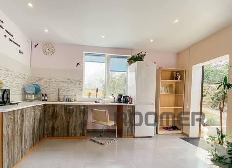 Studio apartment on Pobeda 2nd floor, Sevastopol - apartment by the day