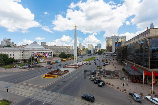 Luxurious 2-room apartment on Pobedy pl., Kyiv - apartment by the day