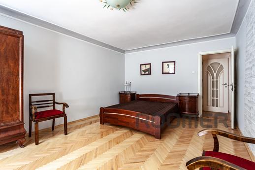 Large 5-room apartment in the center, Lviv - apartment by the day