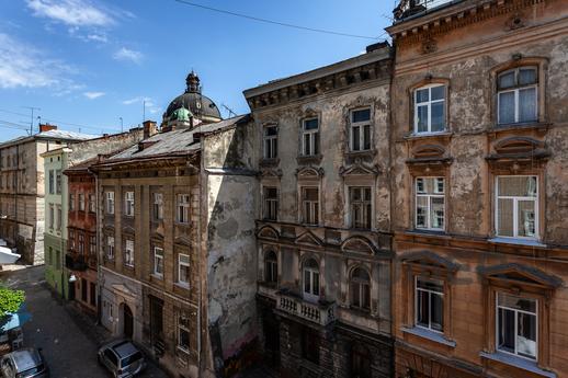 Large 5-room apartment in the center, Lviv - apartment by the day