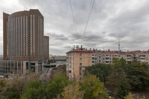 Светлая квартира в 1 минуте от м.ВДНХ, Москва - квартира посуточно