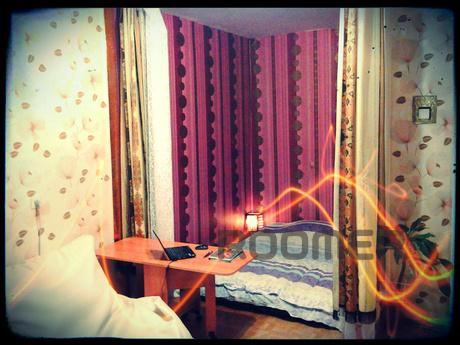Посуточно 1 комнатная квартира.
Спальные места 2+2.
Wi-Fi ин