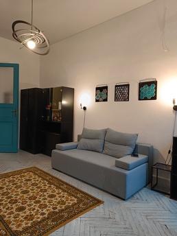 The three-room apartment is located in the very center of Ch