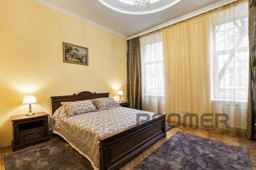 Lovely three bedroom apartment in the city center. Located j